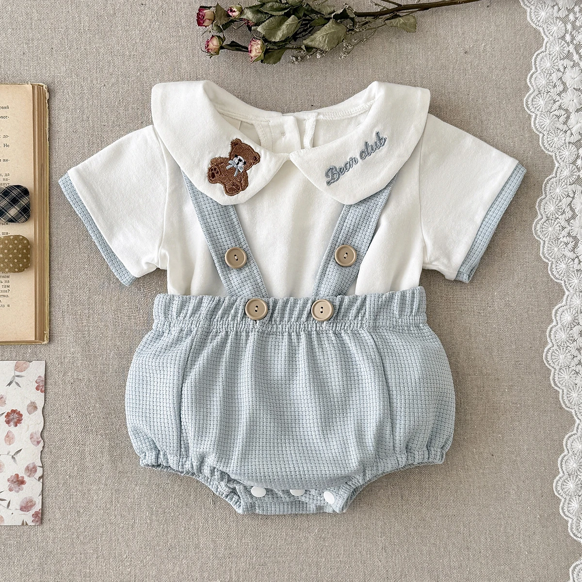 Zweiteiliges Sommer-Baby-Set für Jungen mit besticktem Bärenmuster, T-Shirt mit Slip, Kurzarm-Revers-Overall, geeignet für 0-18 Monate – Detail 1