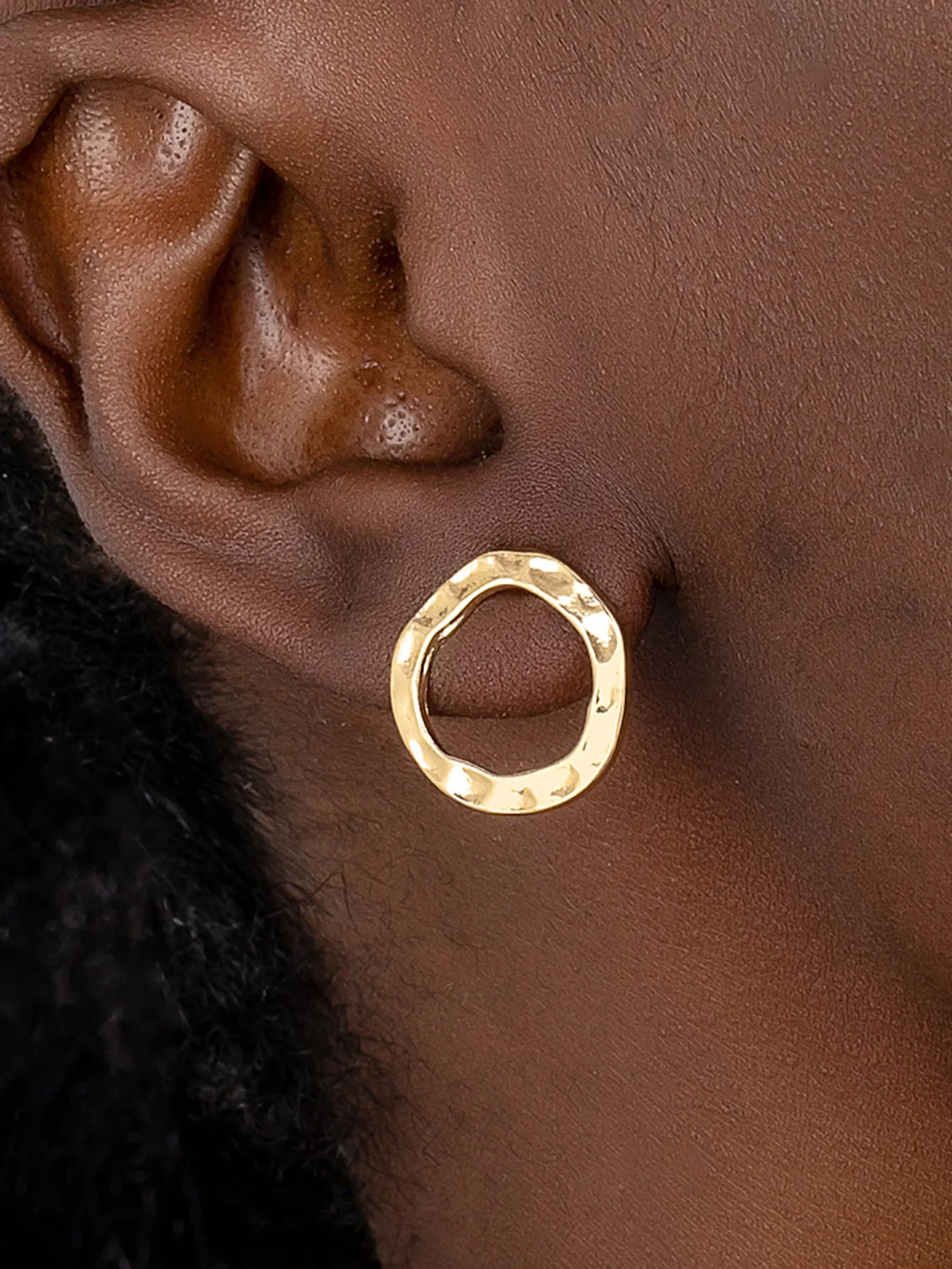 

1 Pair of European and American Simple, Fashionable and Exquisite Geometric Cut Out Earrings