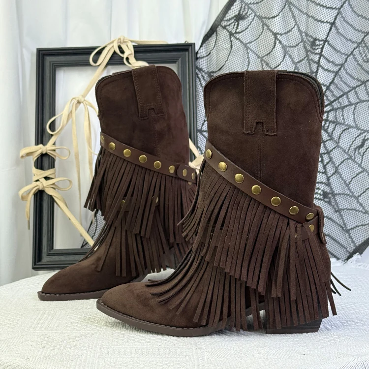 

Женские коричневые замшевые ковбойские сапоги до середины икры в стиле вестерн. Модные ботинки. Сапоги на массивном блочном каблуке с бахромой и ремешком.