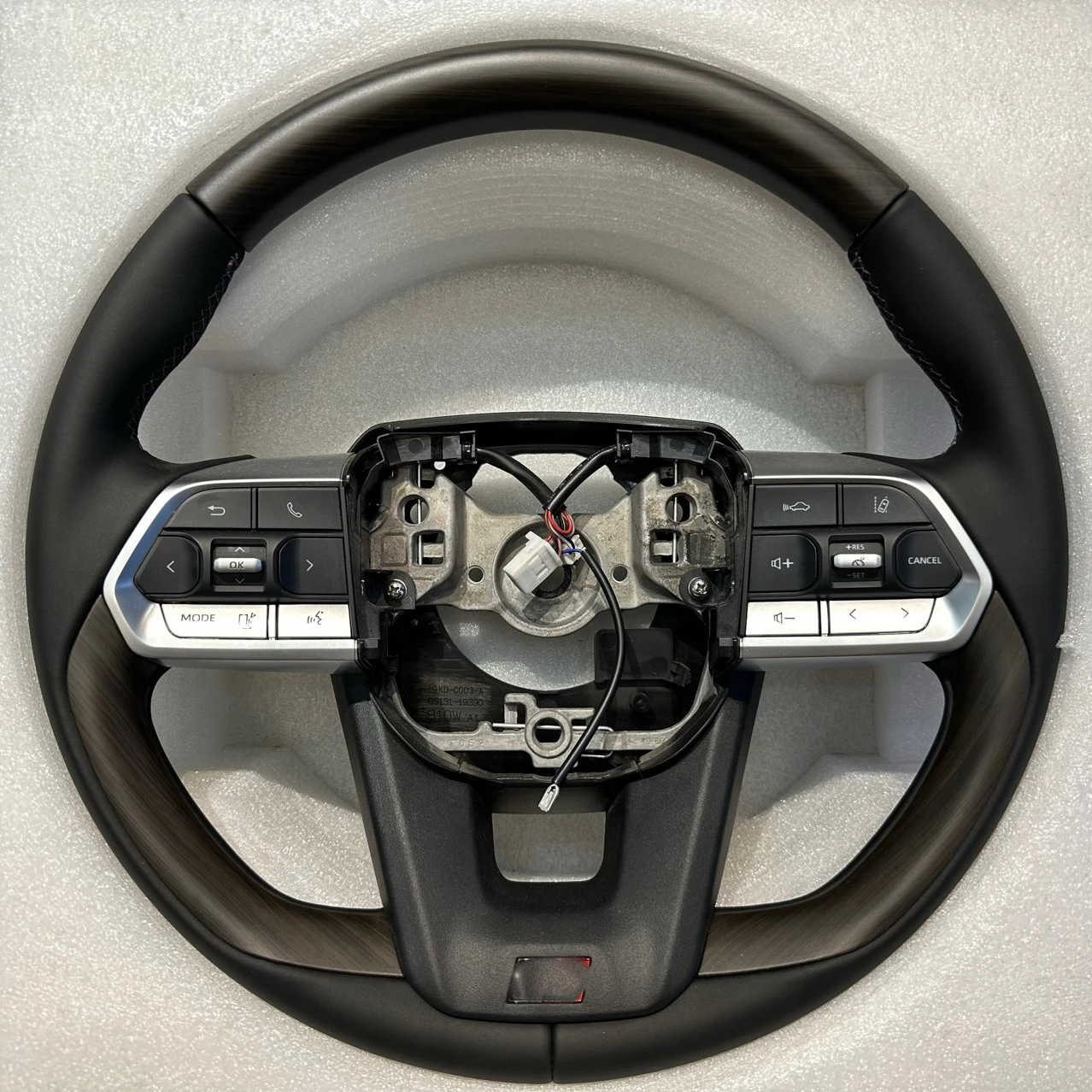 It is suitable for Toyota's old reform and new upgrade of Buldo Prado Land Patrol CoolLuze modified LC300 steering wheel assembl