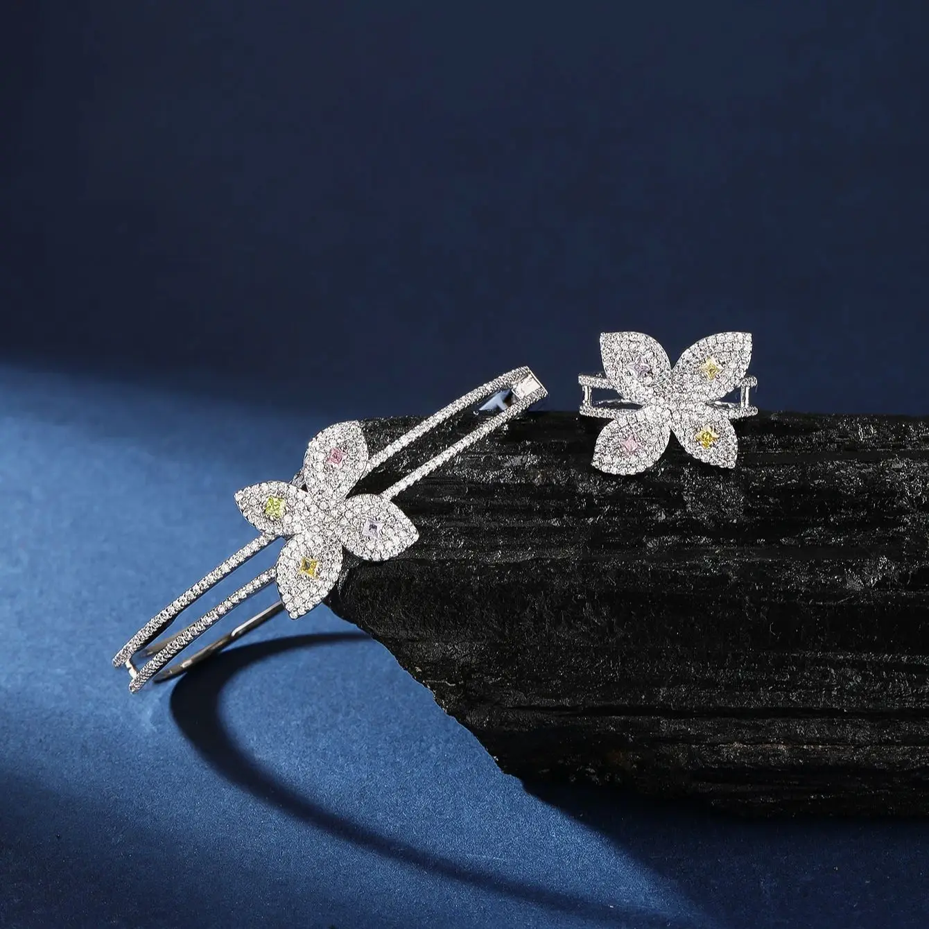 

Ювелирный набор для свадьбы от бренда Jewel Brand – серебристый цвет с акцентами в виде четырехлистного клевера и фианитами – идеальный подарок для выпускного вечера и вечернего платья.