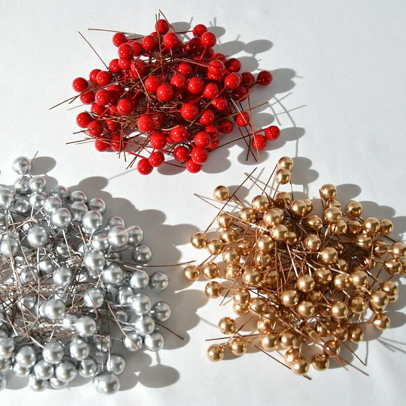 

100pcs Artificial Holly Berries Mini 10 mm Christmas Fake Berries with Wire Stems Picks for Christmas Tree Decorations Wreath