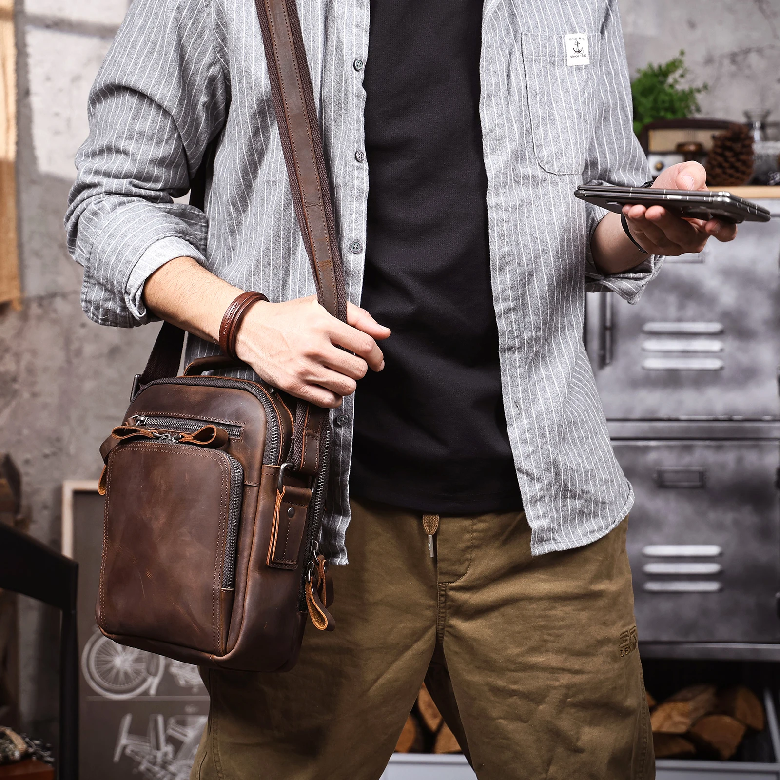 Vintage Leder-Umhängetasche für Herren, Lässige Crossbody-Tasche, Herren-Schultertasche aus Crazy-Horse-Leder, Handgefertigt – Detail 6