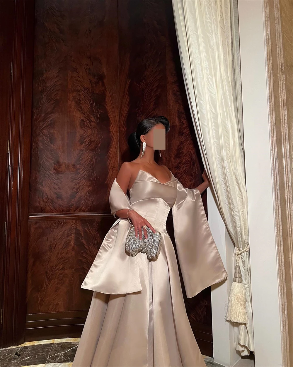 Классическое атласное вечернее платье без бретелек без рукавов по индивидуальному заказу. Изысканные трапециевидные платья длиной до пола со шлейфом для особых случаев.