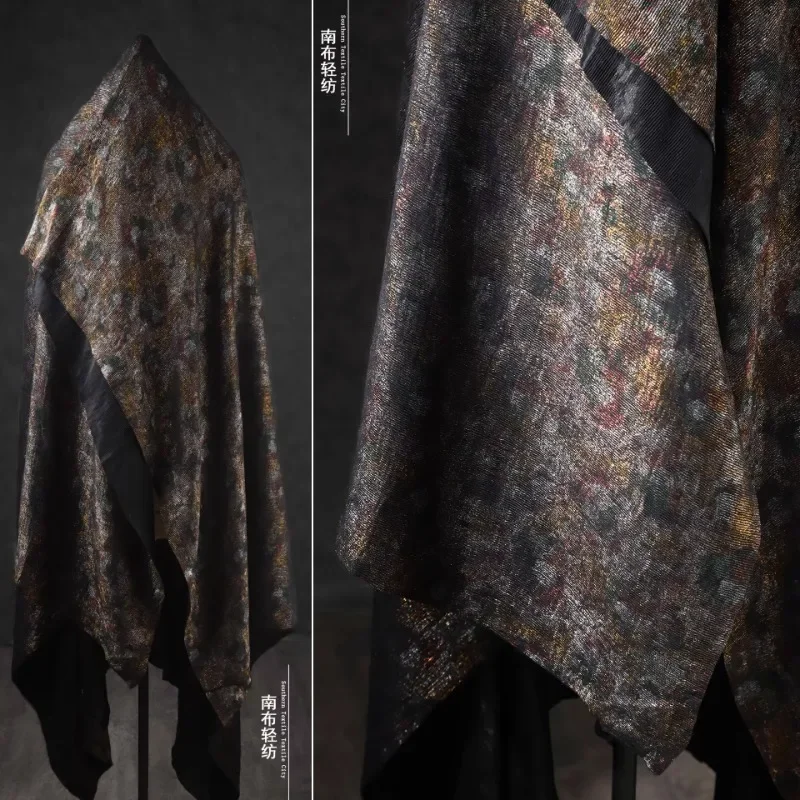 

Красно-черная мягкая вискозная ткань с вертикальным бронзовым узором для пошива юбок-брюк в китайском стиле, дизайнерская ткань для шитья своими руками