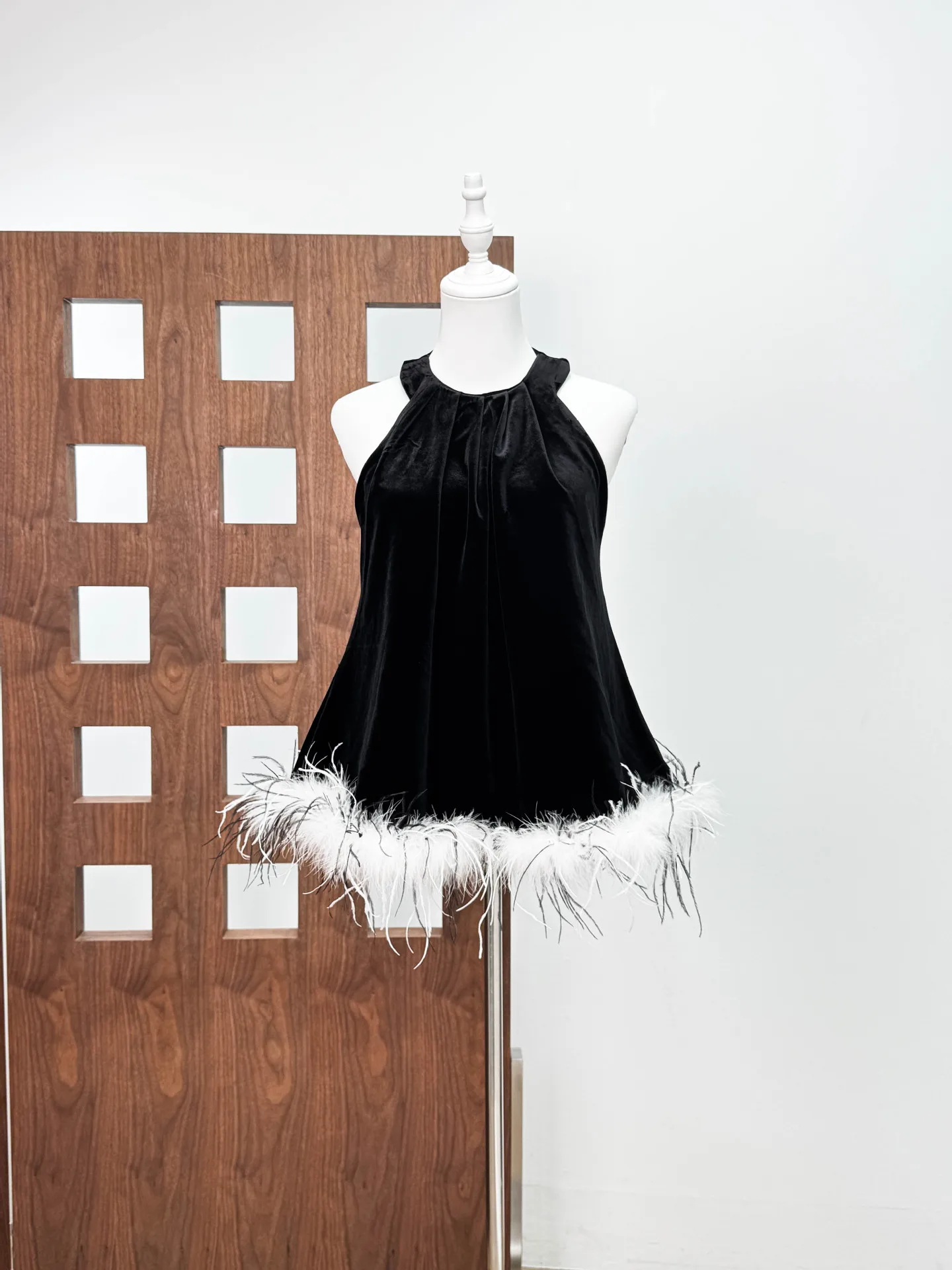 

Женское сексуальное бархатное мини-платье без рукавов высокого качества с черными перьями, вечерние клубные коктейльные платья, платье на день рождения