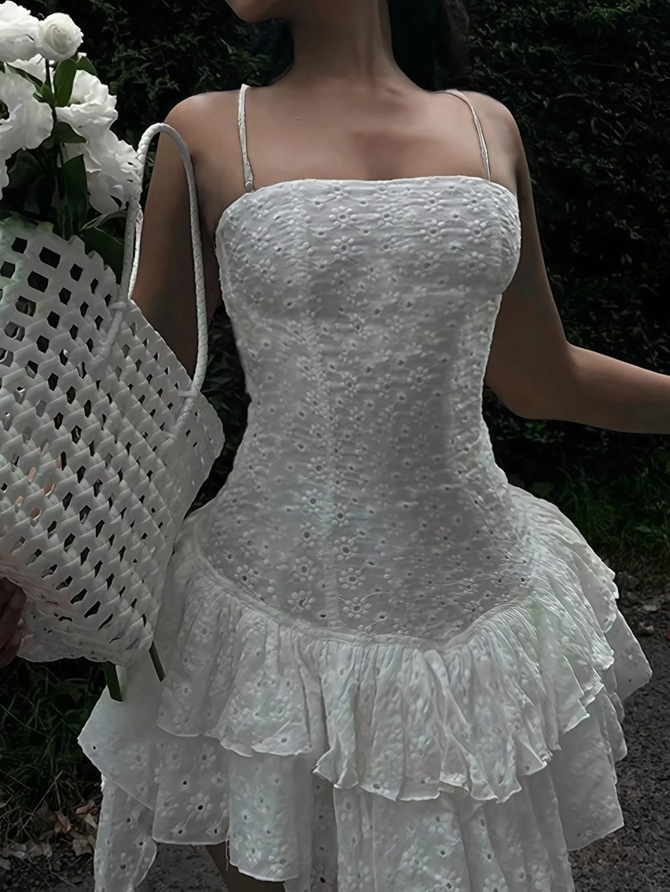 Mini robe de cocktail brodée de fleurs pour femmes, avec sangle creuse et volants, en dentelle blanche, amincissante, 2024