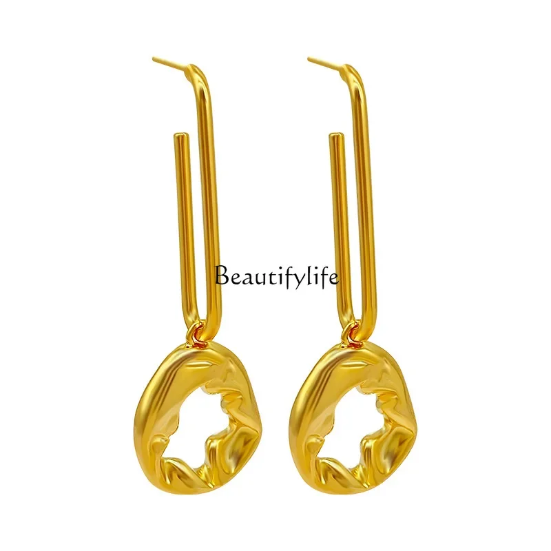 

Pleated metal pendant earrings are exaggerated and unique, with a sense of design and simple temperament.