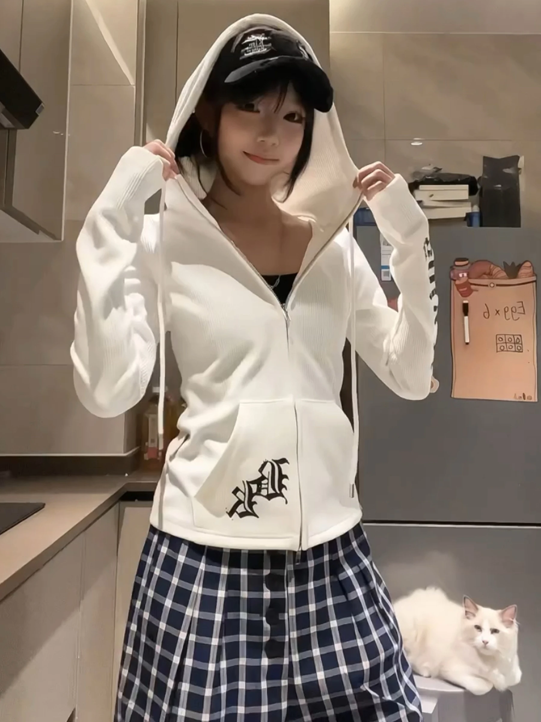 Nowa biała bluza damska na wiosnę i jesień 2025, z nadrukiem krzyża, gotycka, wyszczuplająca, rozpinana kurtka, koreańska wersja, długi rękaw, zamek błyskawiczny.