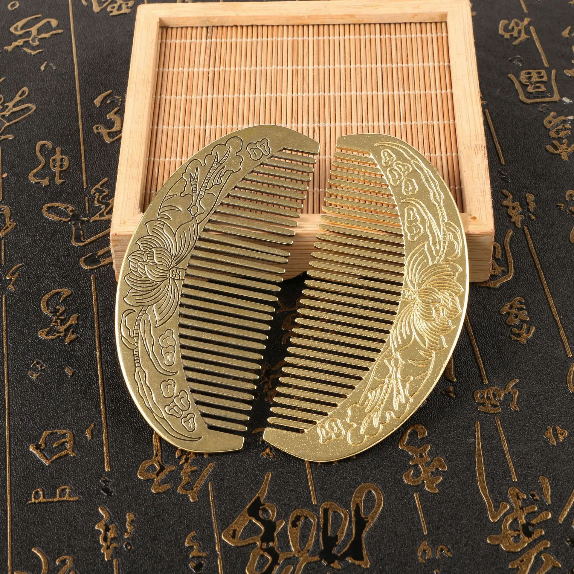 

Brass Lotus Pattern Comb Chinese Copper Collection Retro Copper Carving Room Decor Living Room Decoration Festival Gift