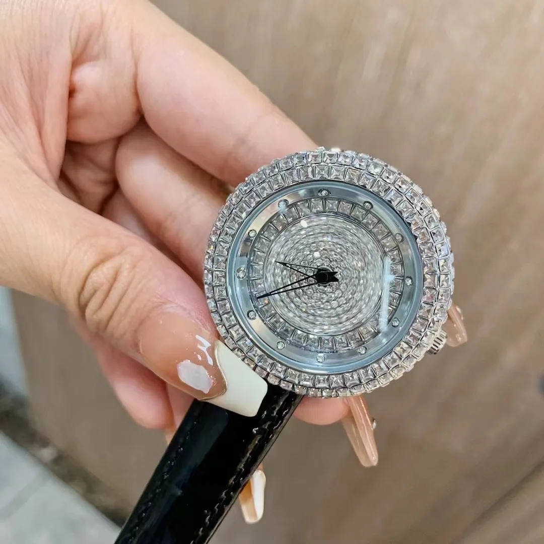 ساعة يد نسائية جديدة، قرص دوار، حزام جلدي، قرص كبير، ساعة يد نسائية راقية، هدية نسائية.