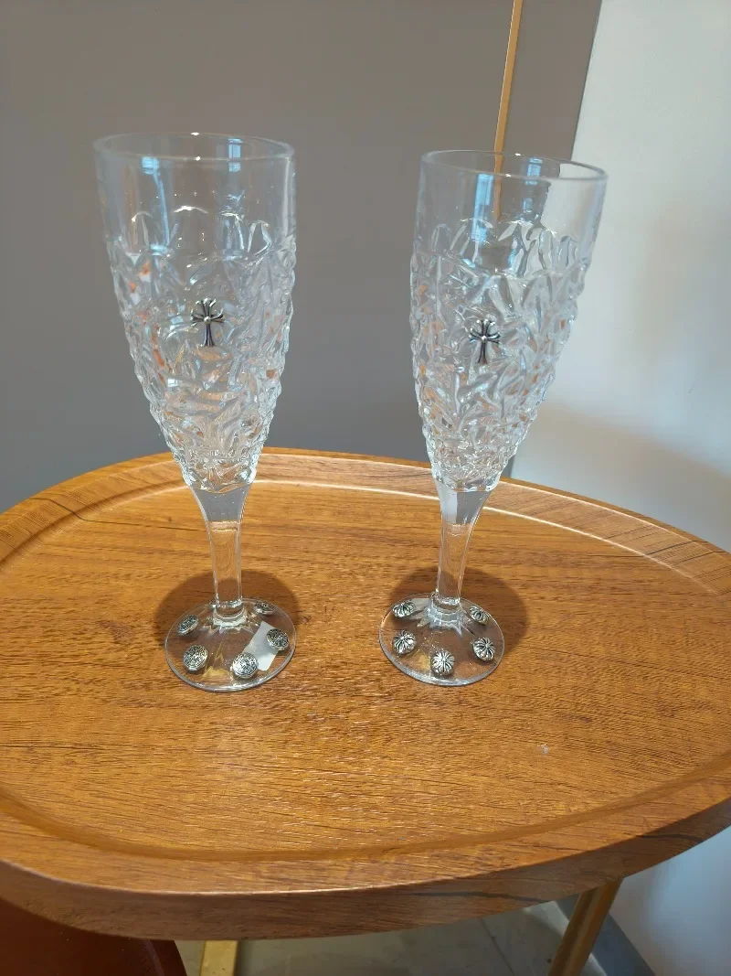 The silver decoration of the red wine glass is matched with personalized decoration, which is elegant in the hand.