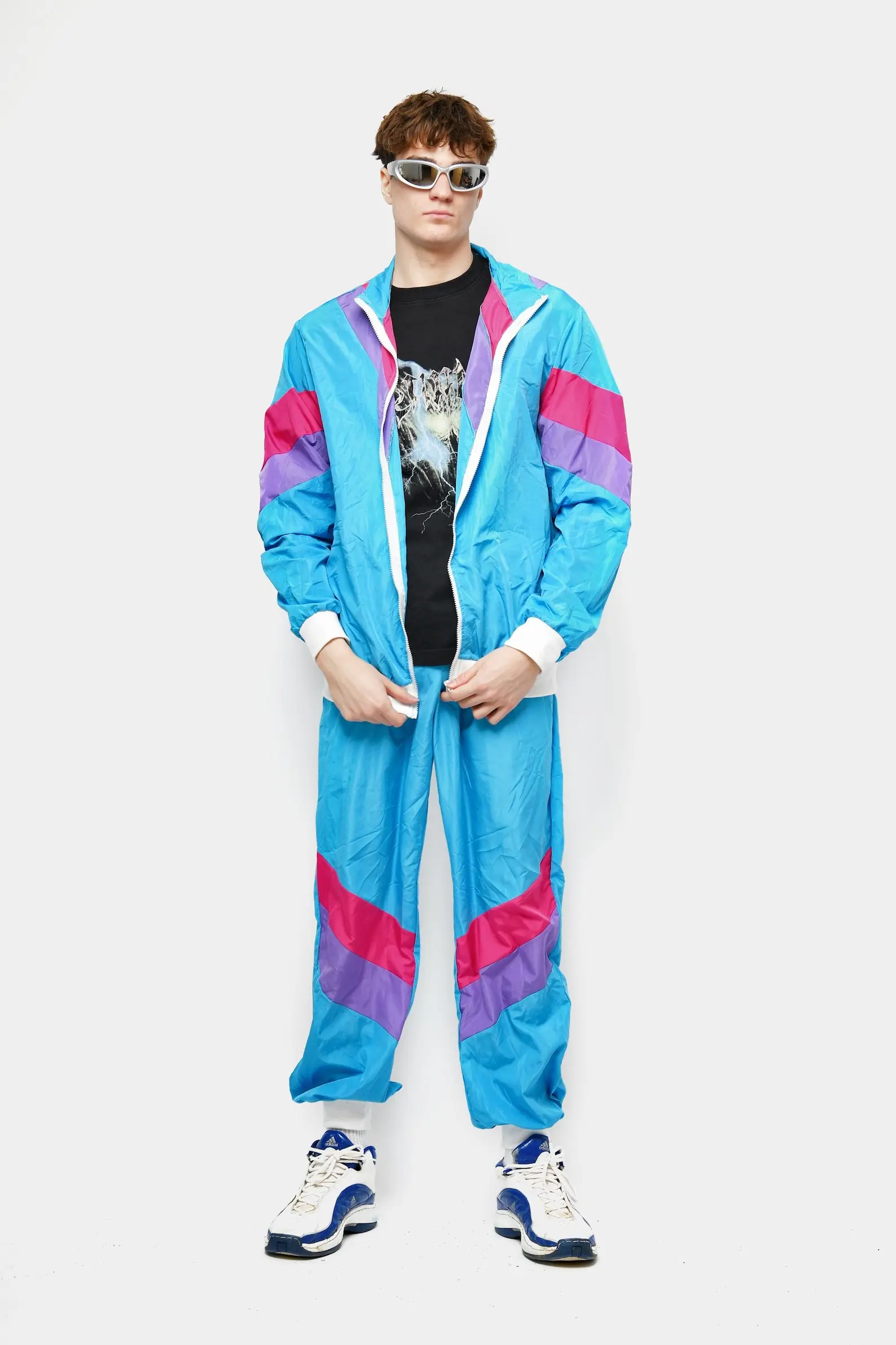 conjunto-de-agasalho-estilo-anos-90-masculino-azul-com-blocos-multicoloridos--jaqueta-corta-vento-retro-estilo-anos-80