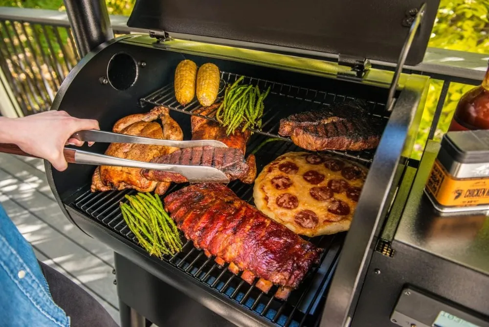 شواية ومدخن خشبية كهربائية من Traeger Grills Pro 575 مع اتصال WiFi والتطبيقات، أسود