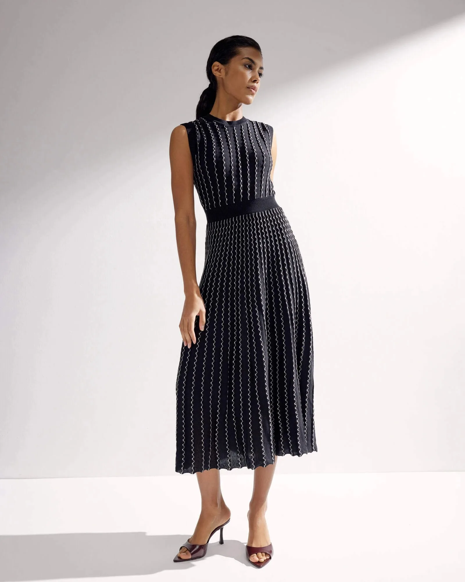 

Bornladies 2026 Summer New Round Neck Dress Sleeveless Texture Knitted Medium Long Pleated Slim Waist Design Elegant