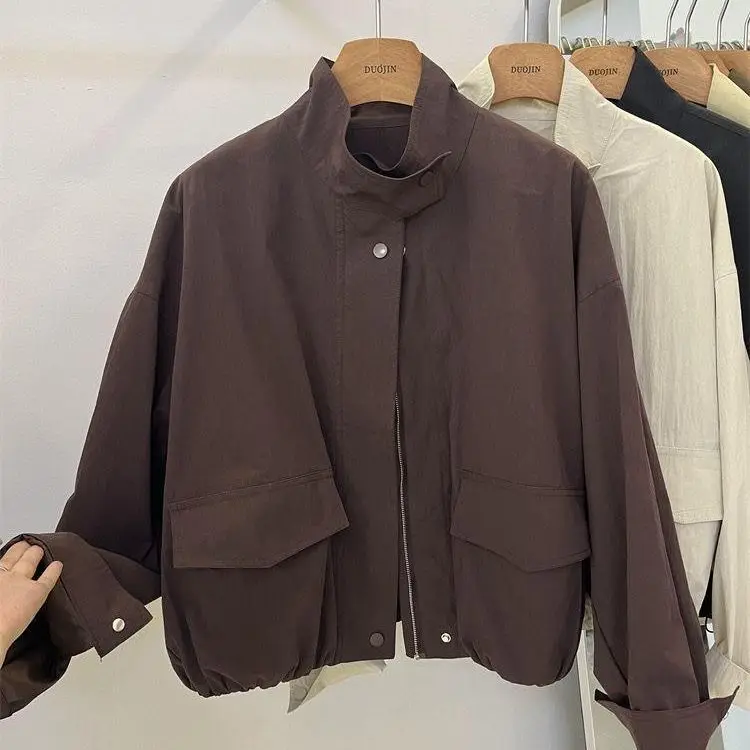 เสื้อแจ็คเก็ตสั้นผู้หญิง สปริง/ออทั่ม รุ่นใหม่ สไตล์ลำลอง เสื้อกันลม คอตั้ง แจ็คเก็ตสไตล์เวิร์คแวร์ ซิปพื้นฐาน เสื้อคลุมตัวบน