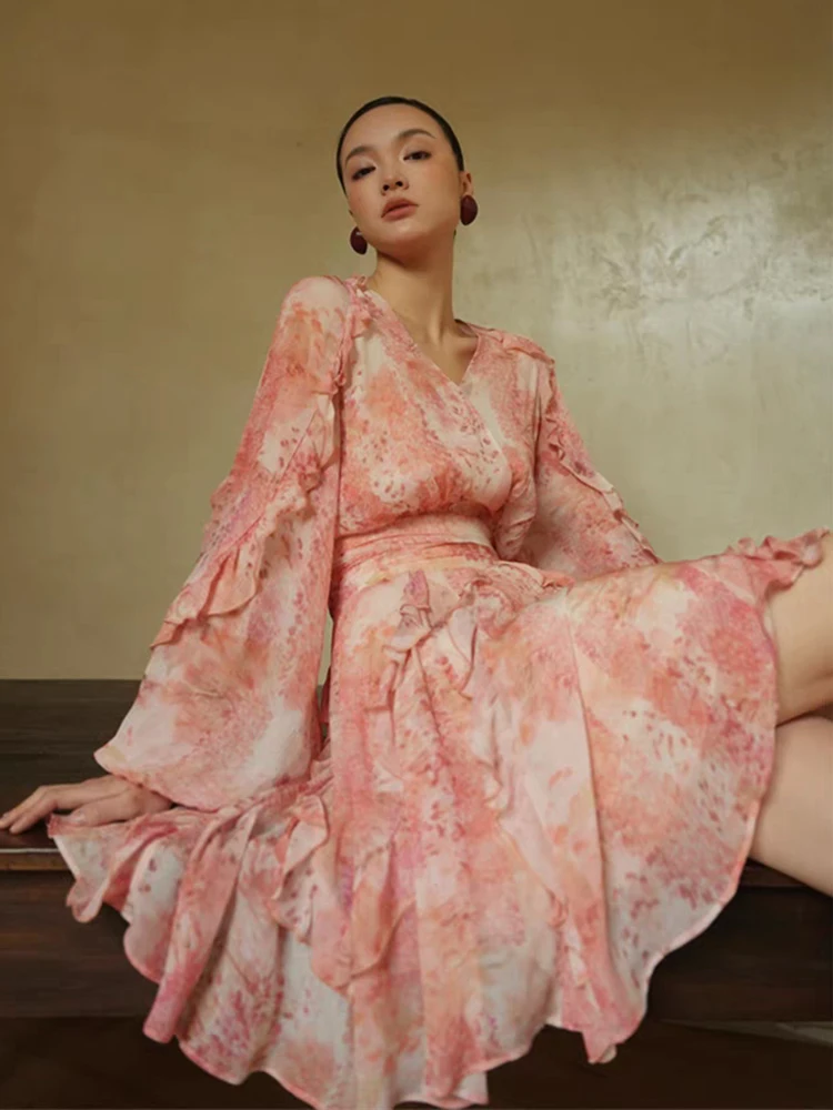 Abito da donna a pieghe in vita stretta con scollo a V stampato geometrico vintage primavera 2025, gonna gonfia ampia multistrato con bordo dell'orecchio nero