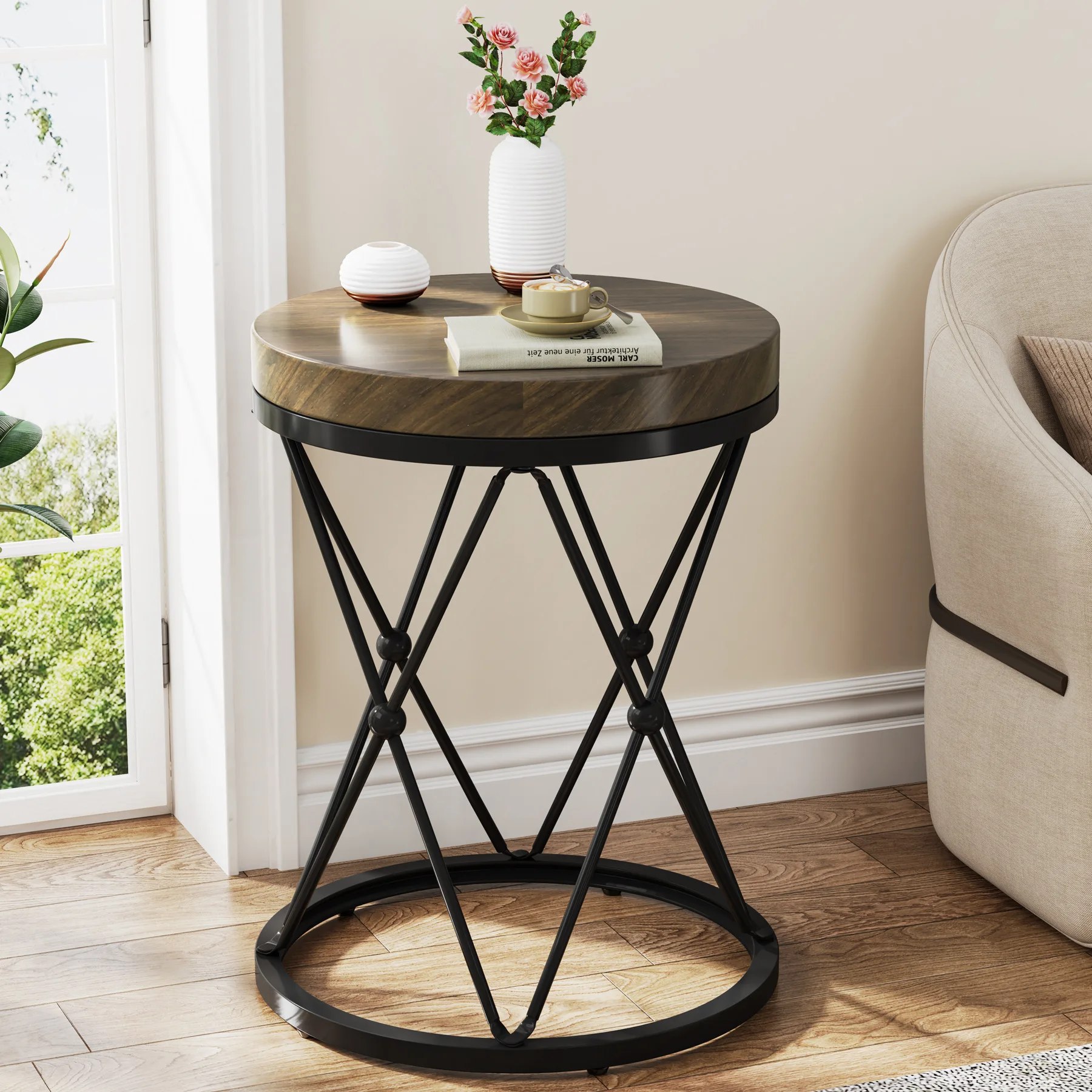 A few corner tables at the garden table