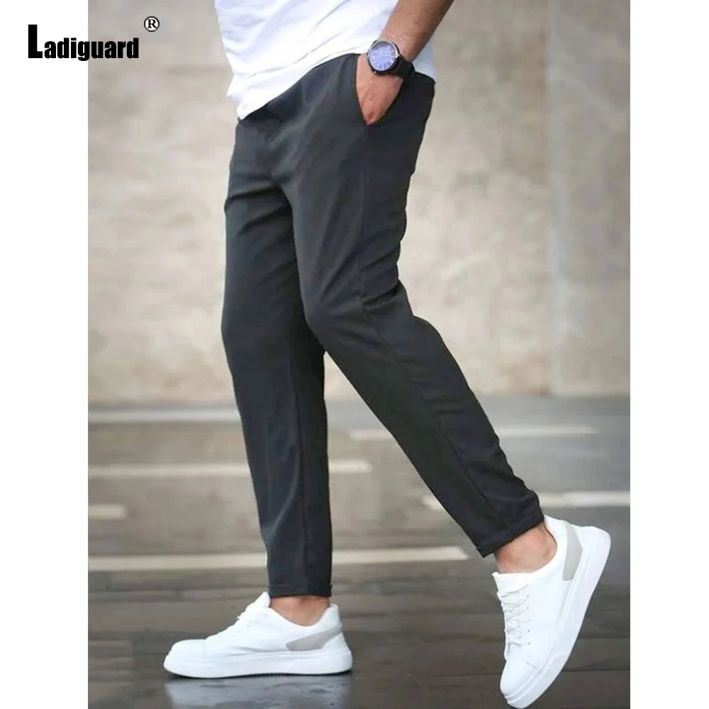 กางเกงทรงดินสอแฟชั่นฮาราจูกุปี 2025 กางเกงลำลองผู้ชายสีพื้นแบบเรียบง่าย กางเกงขายาวระดับข้อเท้า สไตล์วินเทจ เอวกลาง กางเกงชายหาด รุ่นใหม่