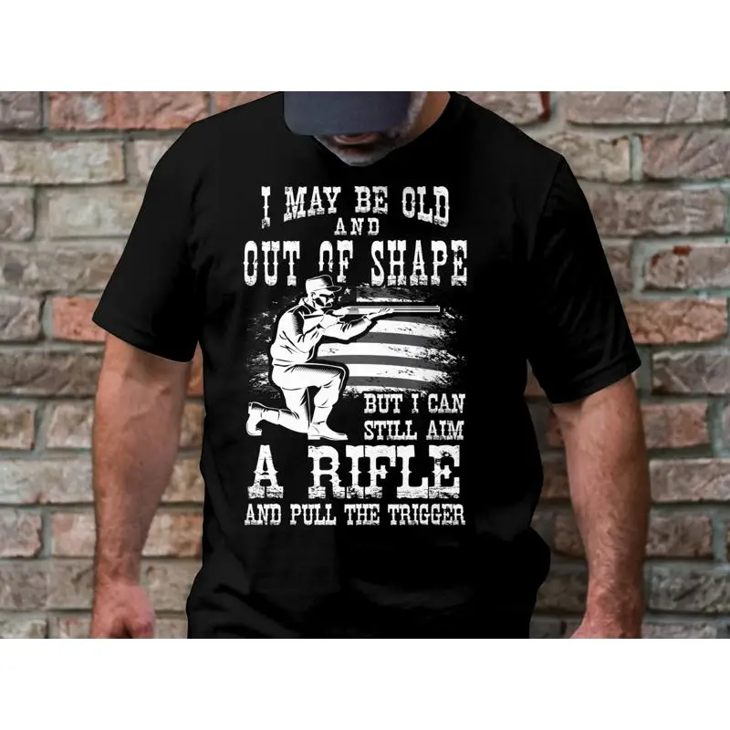 قد أكون عجوزًا وخارًا من الشكل ولكن لا يزال أستهدف بندقية سحب الزناد تي شيرت مضحك مطلق النار