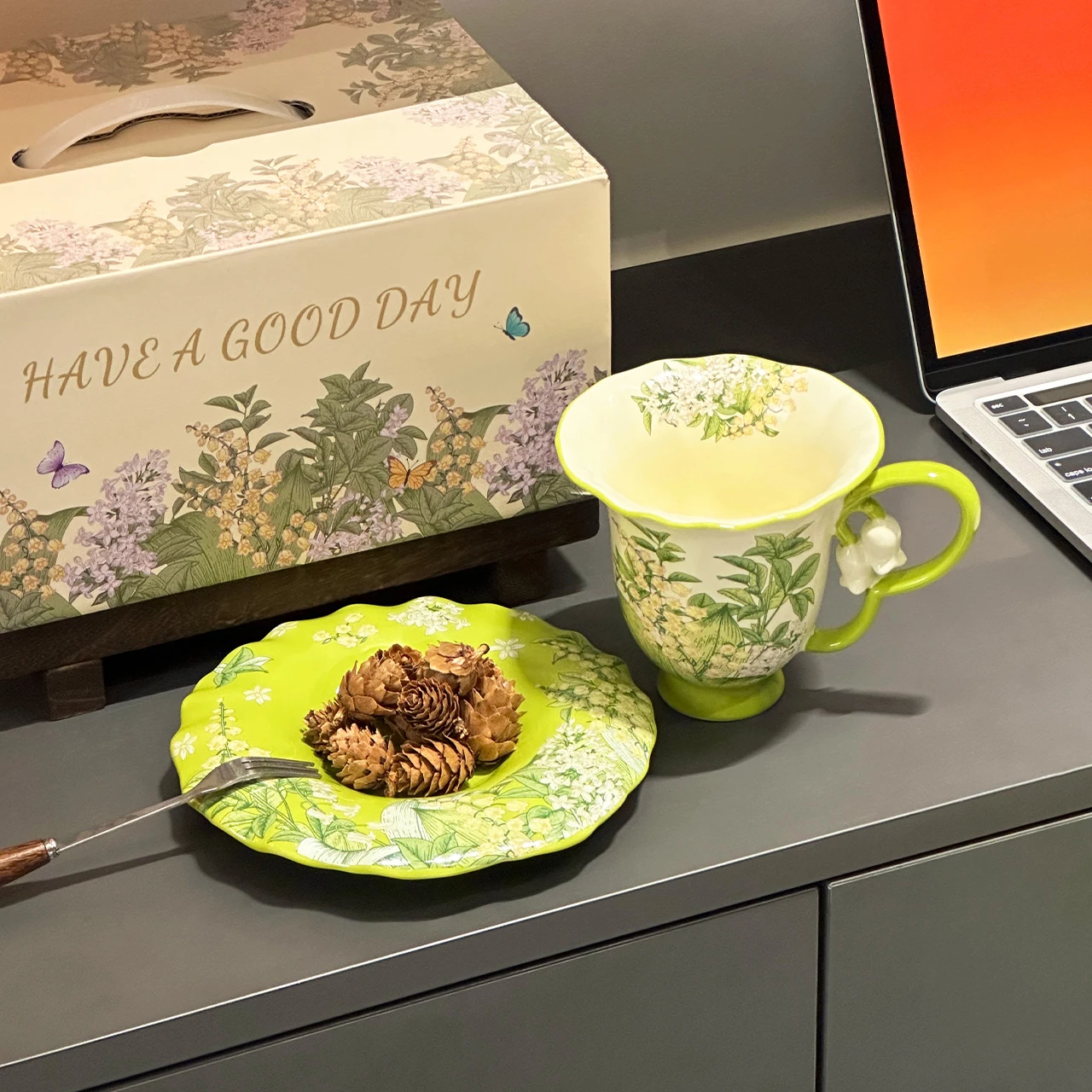 セラミック製コーヒーカップ&ソーサーセット、スズラン柄、ヨー - Valley Tea And Coffee のレビューと価格