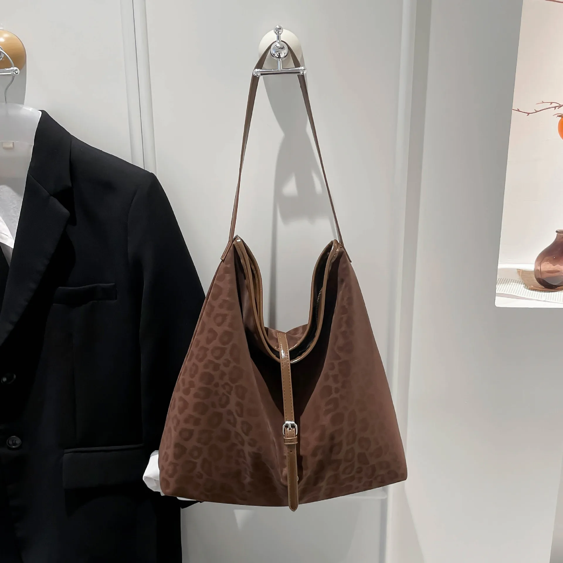 

2025 Winter Leopard Print Tote Bag, Niche Shoulder Purse for Women, Casual Travel Crossbody, Minimalist Day-to-Night Bag