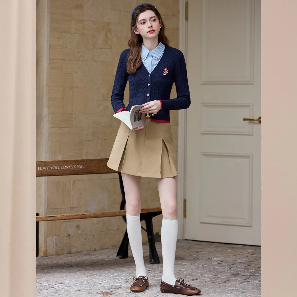 

LOUISYAO 2026 Весенний женский вязаный свитер в британском стиле с цветными блоками, декорированный пуговицами, эластичный, с обычным плечом, повседневный пуловер-топ