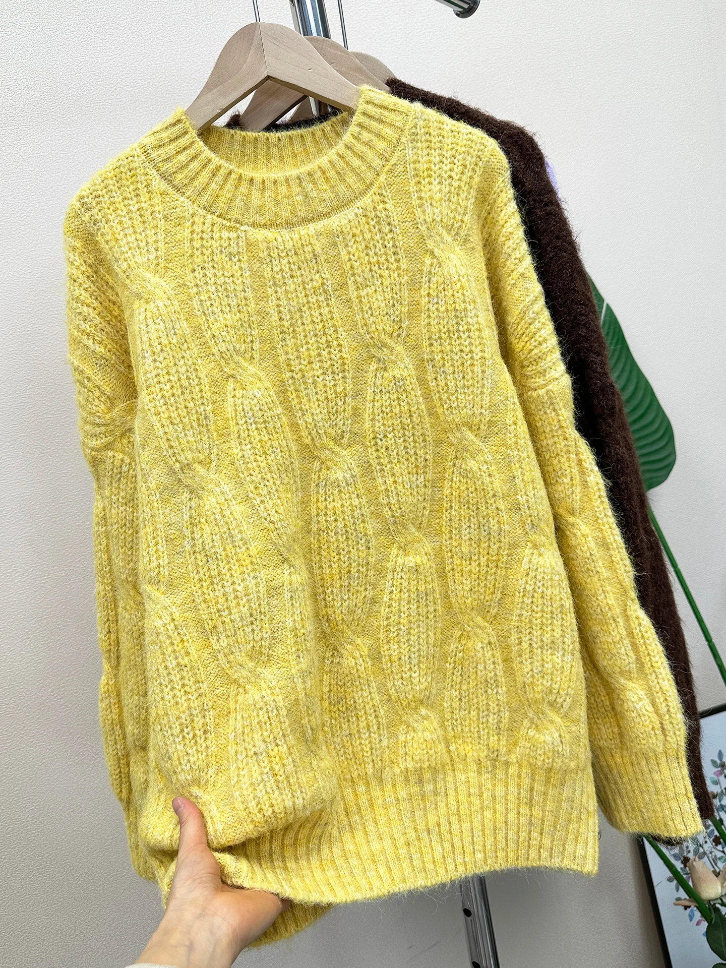 เสื้อสเวตเตอร์ถักทรงหลวมสำหรับผู้หญิง ฤดูหนาว อุ่นสบาย คอกลม แบบสวม ถักลายบิด นุ่มสบาย แขนยาว