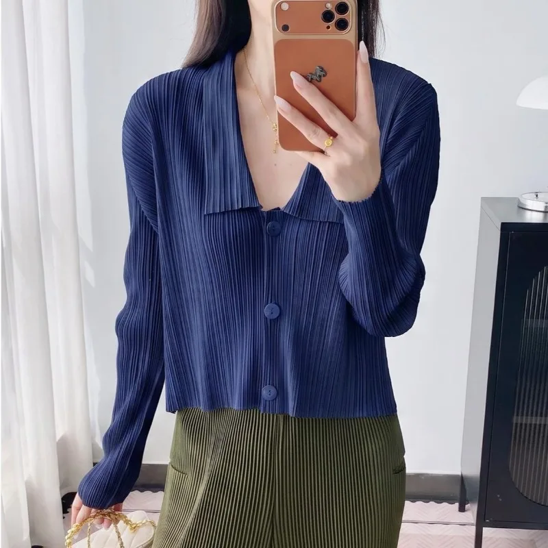  Pleated Long-Sleeve Top 2026 New Turn-down Collar Three-button Commuter Low-neck Jacket Women Simple Fashion Short Shirt