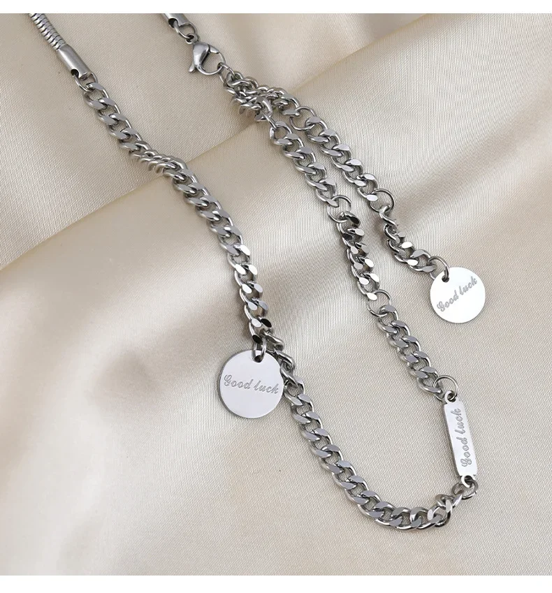 

Wearing a collarbone chain necklace, it is fashionable and individual. Titanium steel letter pendant sweater chain