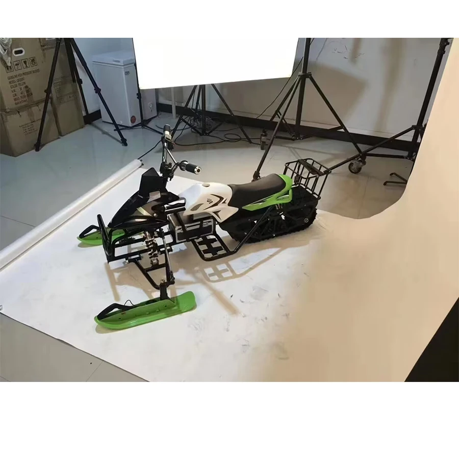 Mały, elektryczny lub zasilany baterią litową skuter śnieżny dla dzieci i dorosłych, do zimowych zawodów na śniegu i jazdy na zewnątrz.