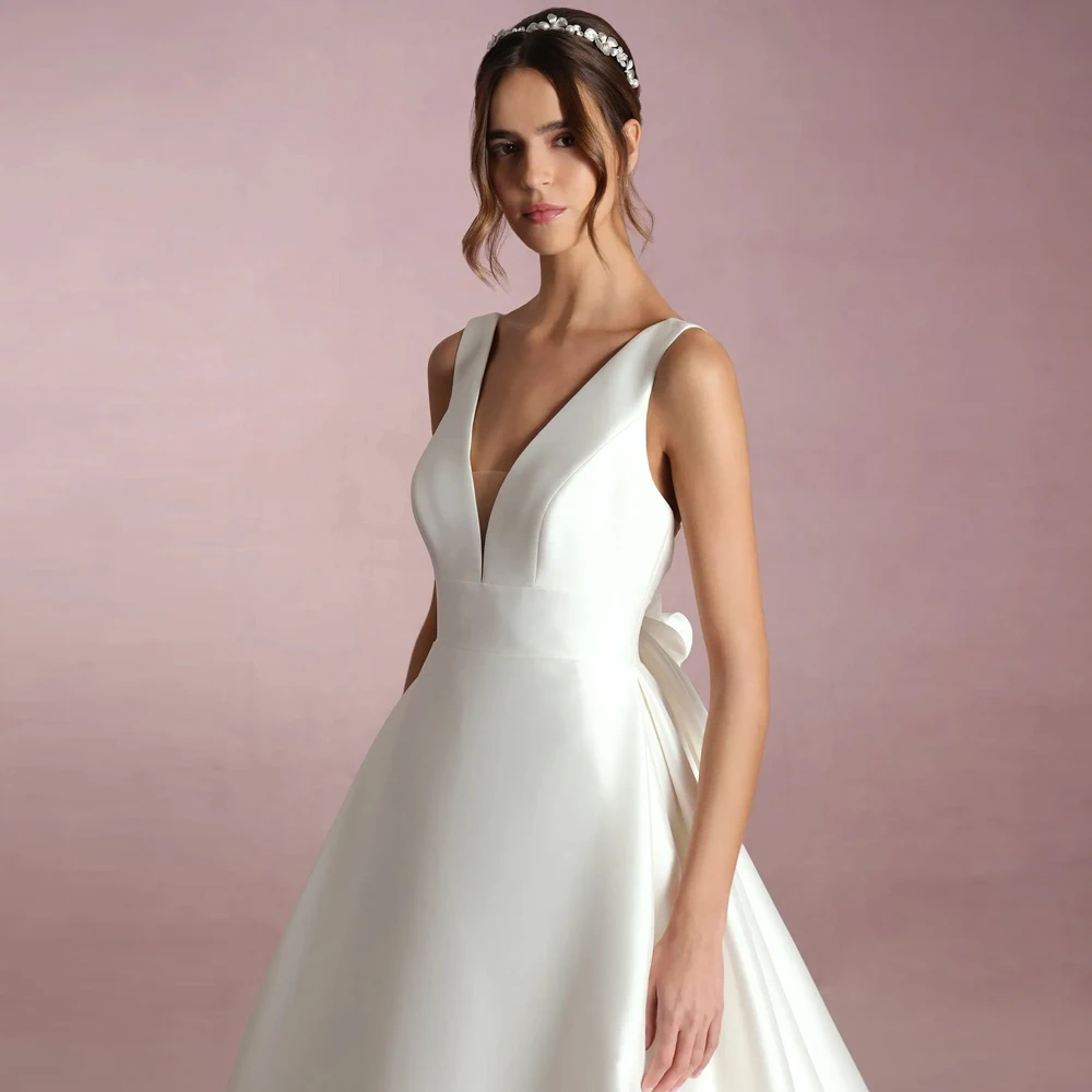 فساتين زفاف بسيطة بأشرطة واسعة على شكل حرف A لحفلات الزفاف ورقبة على شكل V عميقة مخصصة بطول الأرض سويب تراين فيستدوس دي نوفيا