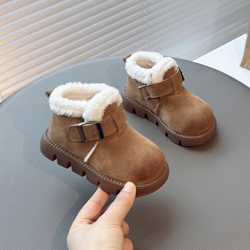 Botas cortas informales para niños y niñas, zapatos de cuero de felpa antideslizantes de fondo suave de estilo coreano a la moda, novedad de invierno de 2024