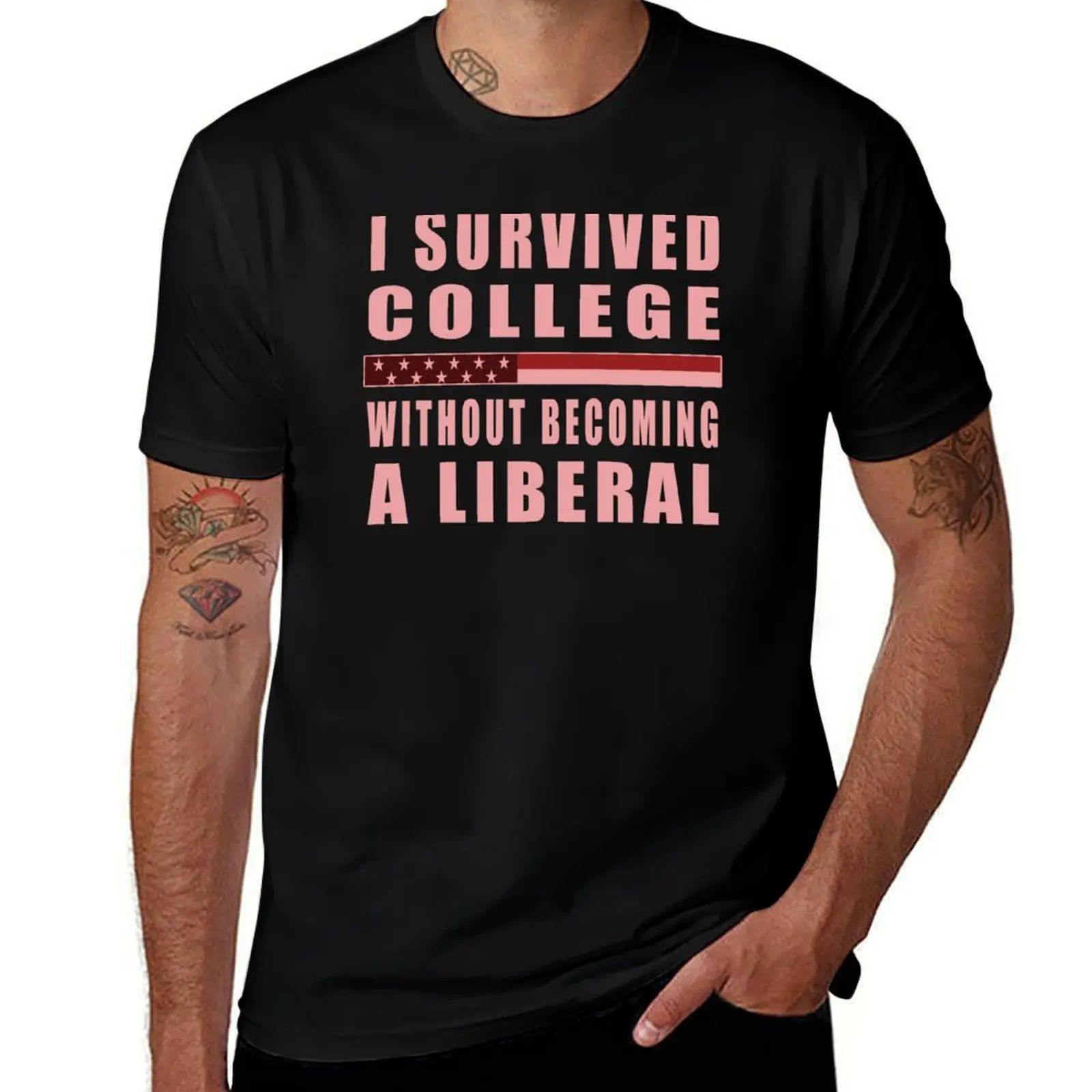 T-shirt décontracté anti-boulochage avec un jeu de mots amusant : « J'ai survécu à l'université sans devenir un libéral - Diplômé et marié(e)»