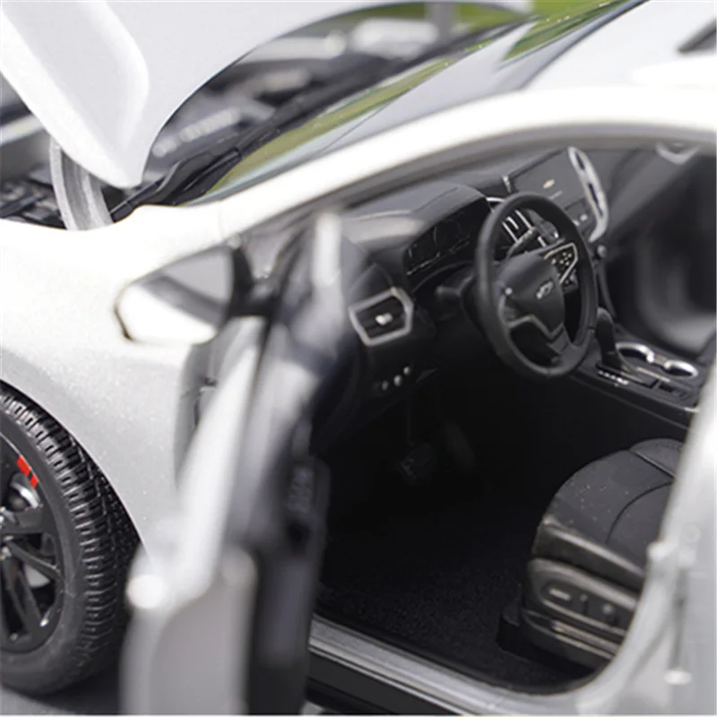 1:18 Chevrolets Equinox Redline SUV coche en miniatura de aleación Diecast Metal vehículo todoterreno modelo de coche colección de simulación juguete para regalo para niños