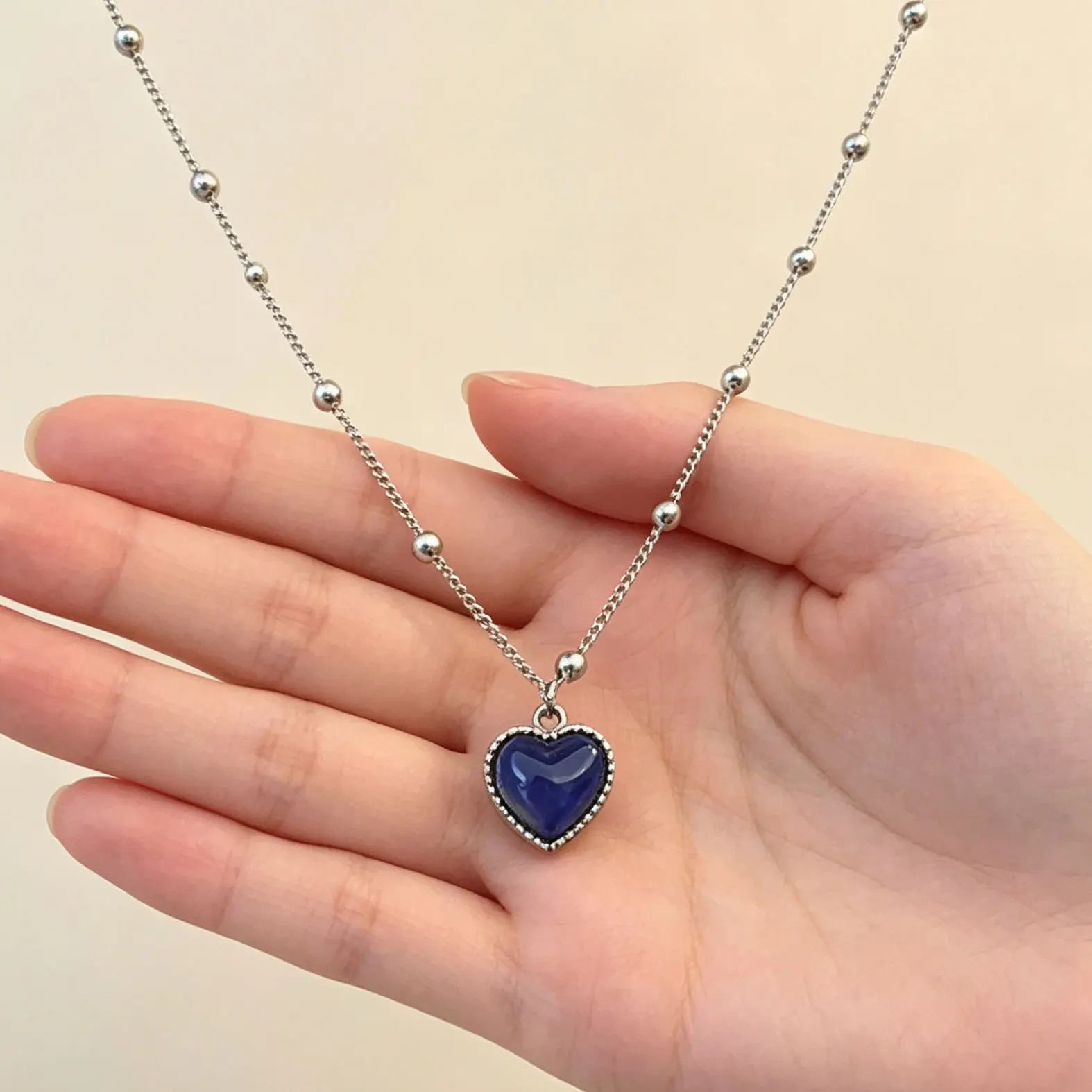 Sweet Blue Heart Pendant Necklace Temperature-Sensitive Color Changing Zinc Alloy Jewelry for Women Daily Wear