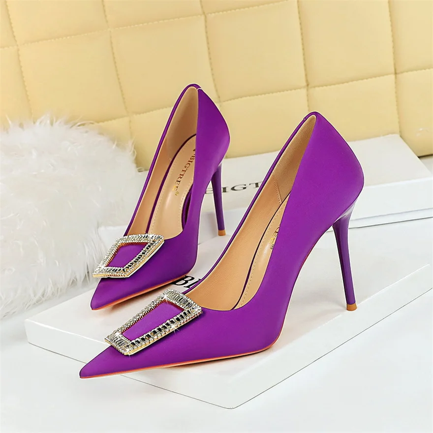 

Fashion Banquet Women High Heels Slim Heel Shallow Mouth Pointed Metal Ladies Pumps Button Water Diamond Single Girls Shoes