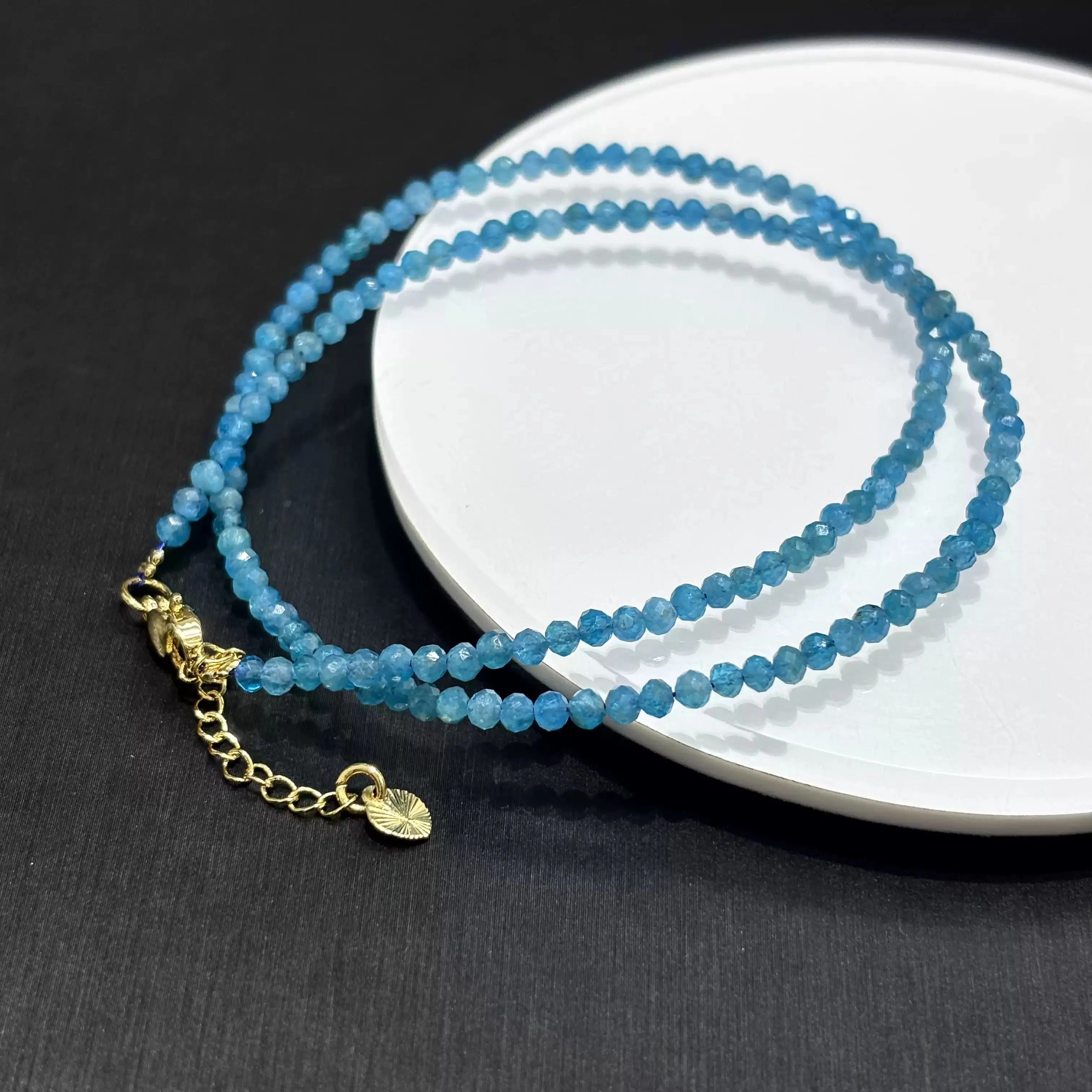 

Браслет из натурального синего апатита с гранеными круглыми бусинами, двойной обмоткой, регулируемой цепочкой, золотистой застежкой и подвеской в виде сердца для женщин