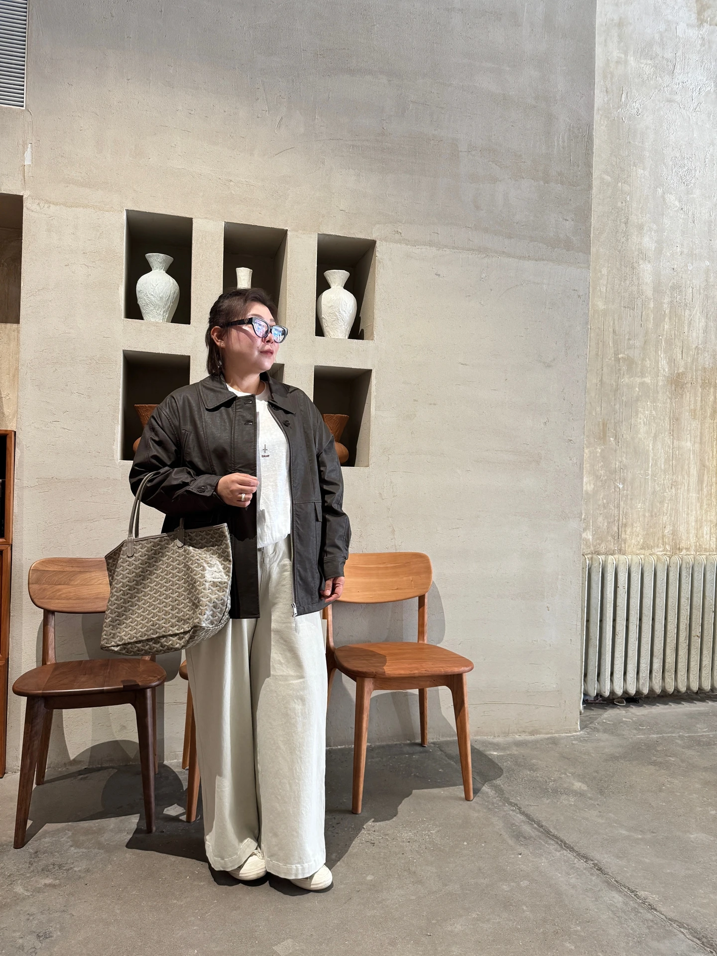 جاكيت نسائي كبير الحجم من الجلد الصناعي بتصميم كوري بسيط بلون القهوة، فضفاض وعصري بأكمام طويلة لموسم الخريف من روز سيستر