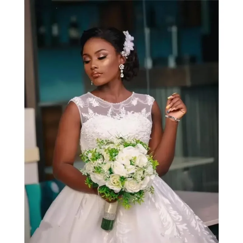 فساتين زفاف مخصصة على شكل كرة فساتين زفاف فاخرة مطرزة بالدانتيل العروس بدون أكمام سويب تراين مطرزة حسب الطلب سترة تول