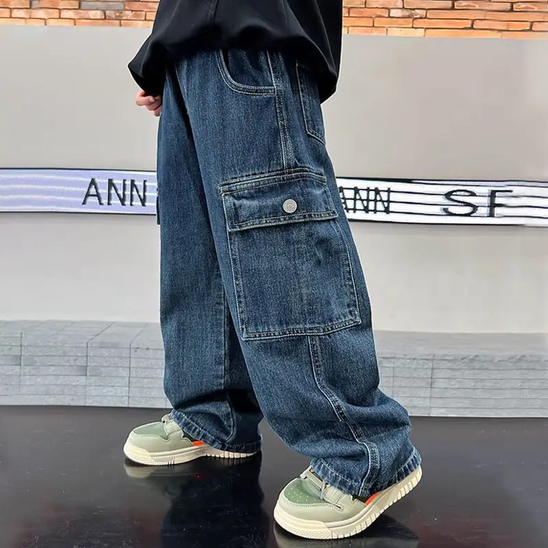 

Синие джинсы для мальчиков-подростков, осенние американские брюки, новинка 2025 года, модные брендовые детские прямые брюки, свободные повседневные джинсы, От 3 до 12 лет