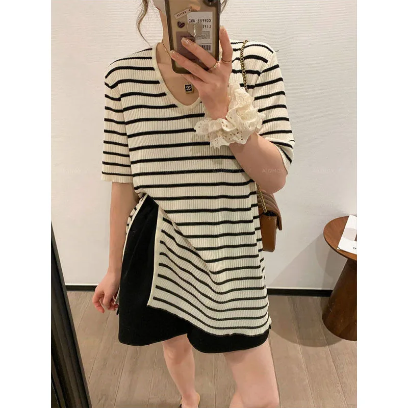 

Summer New Women's Pullovers Striped V-Neck Screw Thread Spliced Half Sleeve Elegant Loose Casual Asymmetrical Knitted Tops