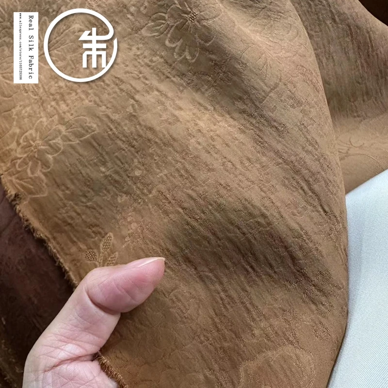 

Высококачественный однотонный гофрированный креп красное ароматное облако пряжа Чонсам и платье из натурального шелка дизайнерская ткань 30momme брюки ткань