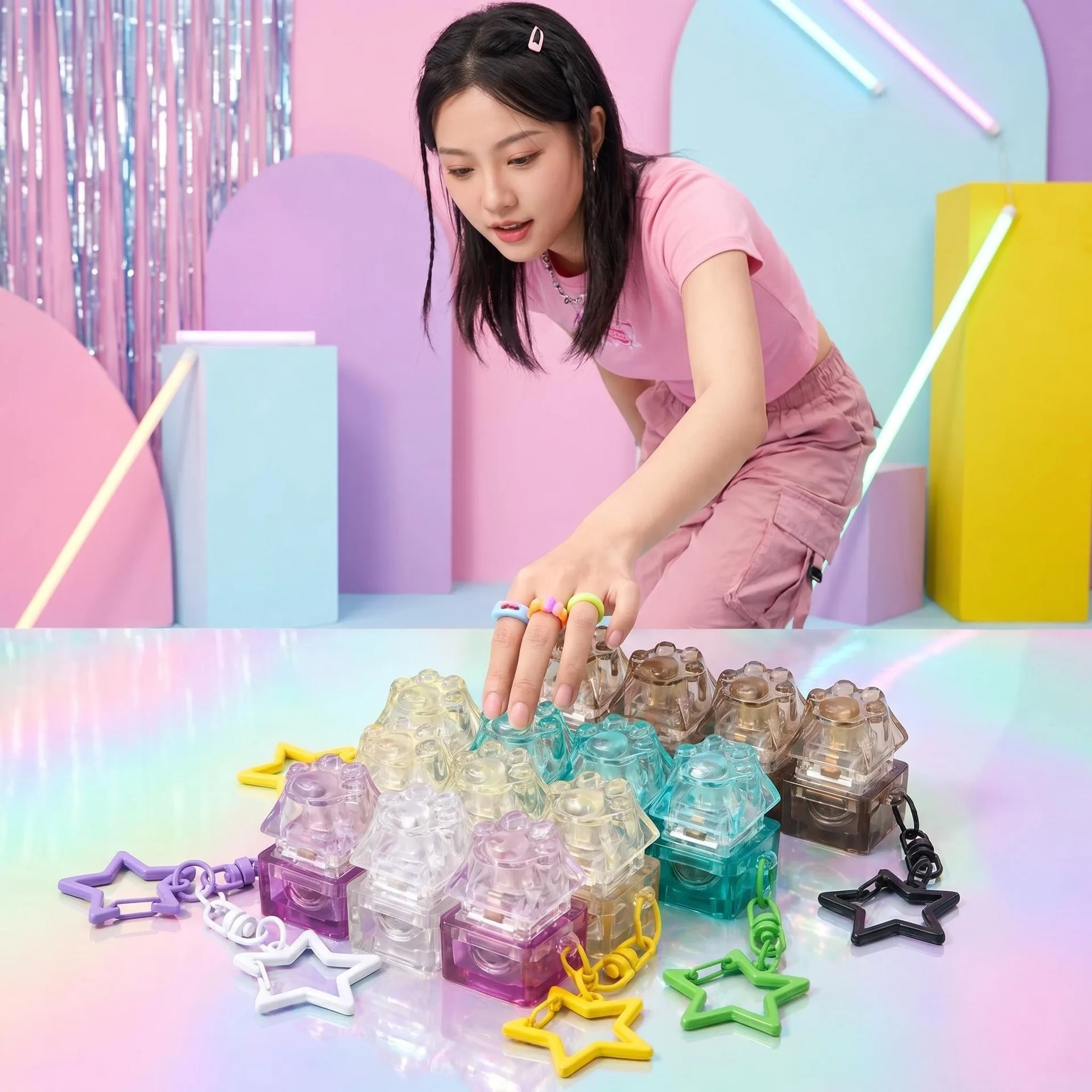 New LED keyboard keychain fingertip gyro crystal clicker pressure reducing sensory toy adult children keyboard keychain decompre