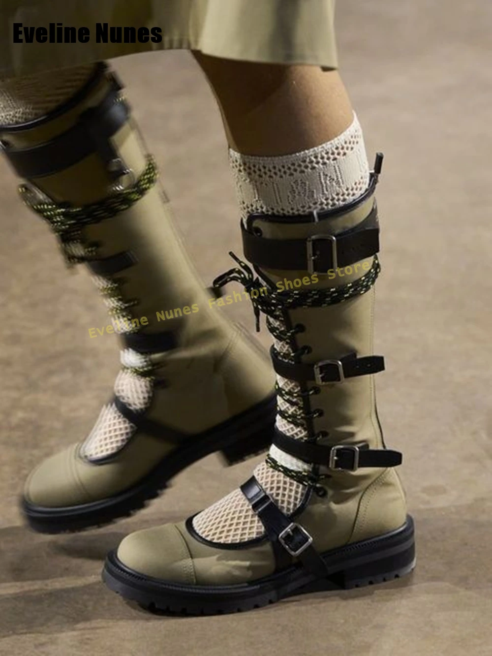 

Модные ботинки с пряжкой и ремешком на перекрестной завязке, модные сапоги до колена с круглым носком и вырезом в стиле ретро, трендовая обувь для подиума и показа