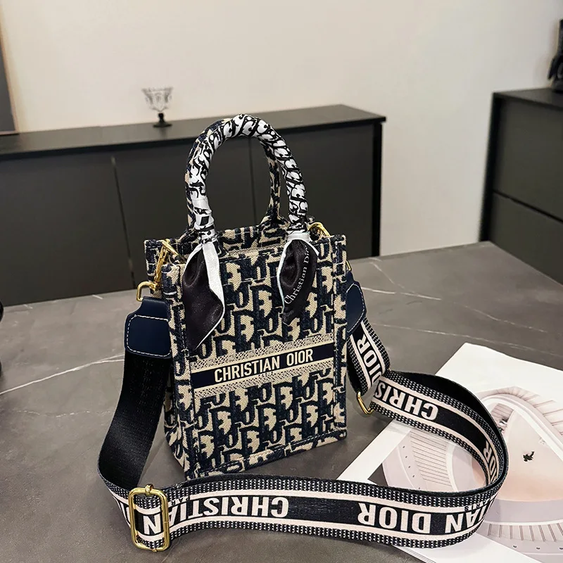 حقيبة يد مونوغرام مطرزة لعام 2026 للنساء، محفظة كتف وكروس مستوحاة من المصمم، حقيبة يد صغيرة أنيقة #1