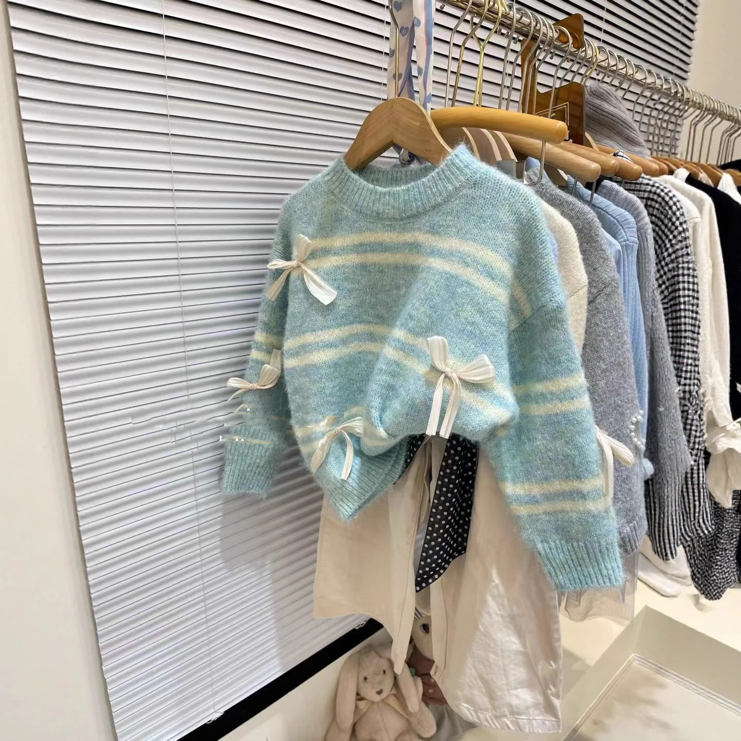 

Свитер для девочек, весна 2024, новый стиль, детский повседневный вязаный топ с бантом, модный детский модный универсальный топ в полоску, детская одежда
