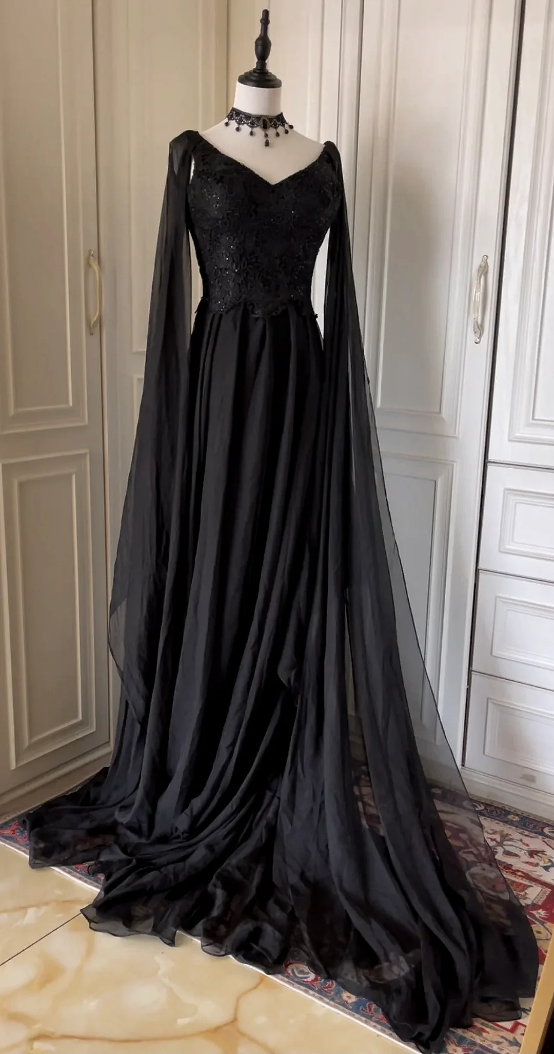 

2025 Black Silk Chiffon Prom Dresses V-Neck Floral Print Sequined Pleat Floor Length Banquet Party Celebrity Gowns With Sleeves