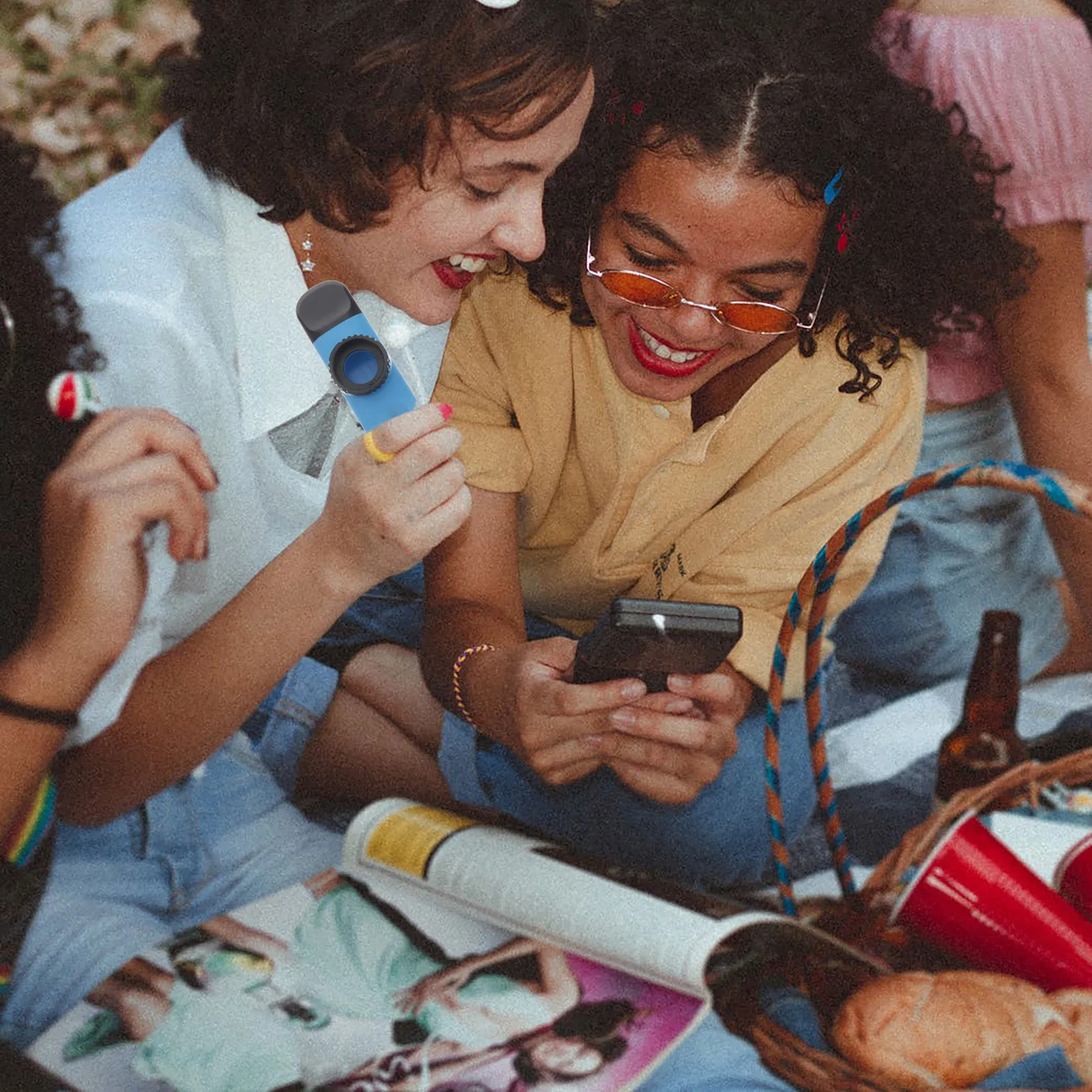 

Small Lightweight Plastic Kazoo Musical Instrument for Adults Practice Performance on Stage with Lanyard Kazoo Set