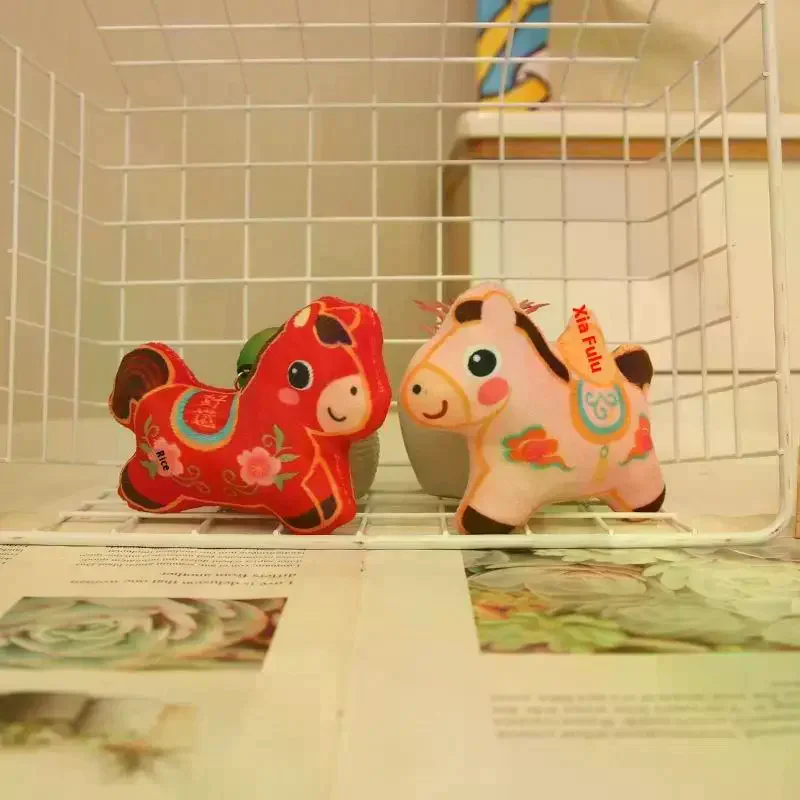 1 stks 2026 Nieuwjaar Paard Cartoon Pop Tas Hanger Mooie Pluche Lucky Pony Sleutelhanger DIY Accessoires Student Geschenken